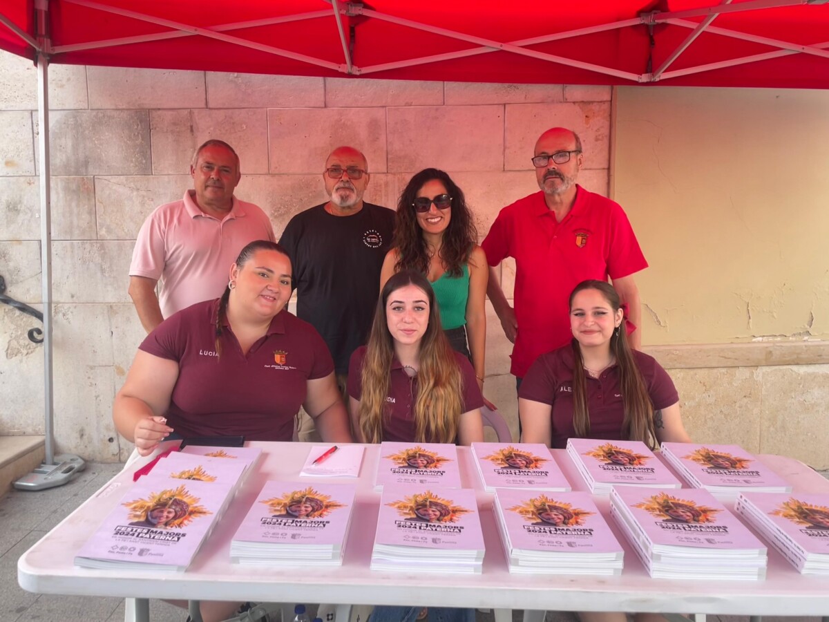 Venta del Libro de Fiestas Mayores de Paterna 2024 en la Plaza del Pueblo este martes